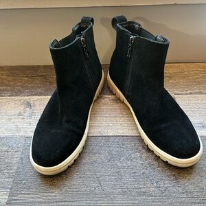 Women’s Waterproof Blondo Zip up Sneaker Boot size 8 EUC